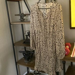 XL long sleeve dress. Cream and black.